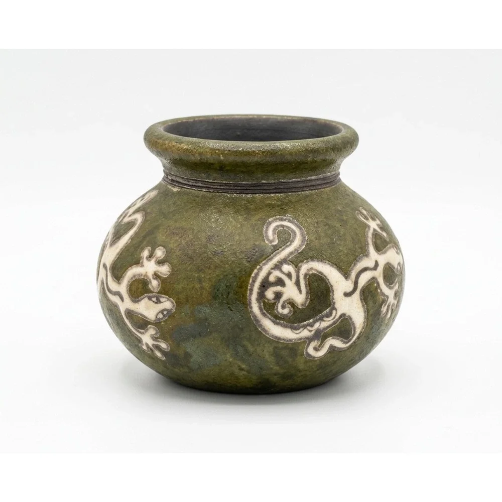 Jeremy Diller Raku Studio Pottery Gecko Bud Vase Jar Green Iridescent Signed
